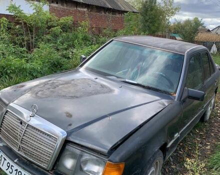 Черный Мерседес Е-Класс, объемом двигателя 2 л и пробегом 333 тыс. км за 700 $, фото 1 на Automoto.ua