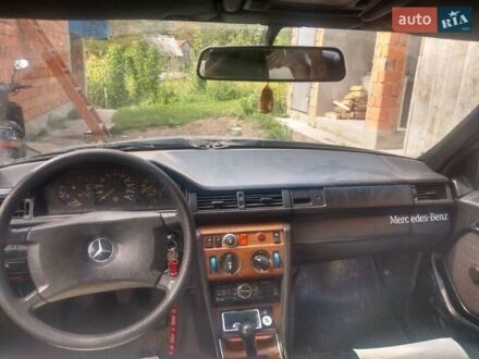 Мерседес Е-Класс 1988 в Хусте на Automoto.ua Черный Мерседес Е-Класс, объемом двигателя 2.3 л и пробегом 400 тыс. км за 2400 $, фото 1 на Automoto.ua
