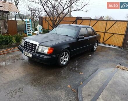 Черный Мерседес Е-Класс, объемом двигателя 2.5 л и пробегом 235 тыс. км за 1500 $, фото 1 на Automoto.ua