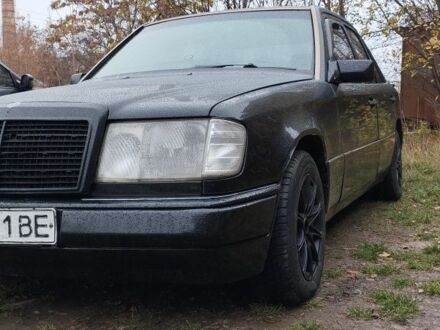 Чорний Мерседес Е-Клас, об'ємом двигуна 2 л та пробігом 400 тис. км за 2350 $, фото 1 на Automoto.ua