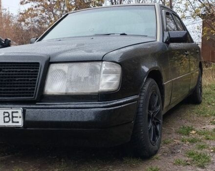 Черный Мерседес Е-Класс, объемом двигателя 2 л и пробегом 400 тыс. км за 2350 $, фото 1 на Automoto.ua