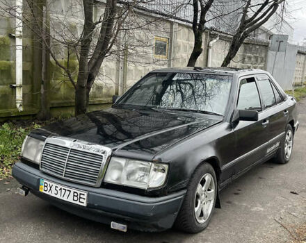 Черный Мерседес Е-Класс, объемом двигателя 2.3 л и пробегом 218 тыс. км за 1350 $, фото 1 на Automoto.ua