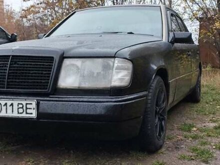 Чорний Мерседес Е-Клас, об'ємом двигуна 2 л та пробігом 400 тис. км за 2365 $, фото 1 на Automoto.ua