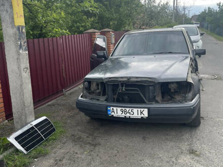 Мерседес Е-Класс 1990 в Иванкове на Automoto.ua Черный Мерседес Е-Класс, объемом двигателя 2.55 л и пробегом 530 тыс. км за 2000 $, фото 1 на Automoto.ua