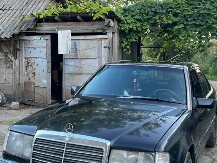 Чорний Мерседес Е-Клас, об'ємом двигуна 2.5 л та пробігом 300 тис. км за 2000 $, фото 1 на Automoto.ua
