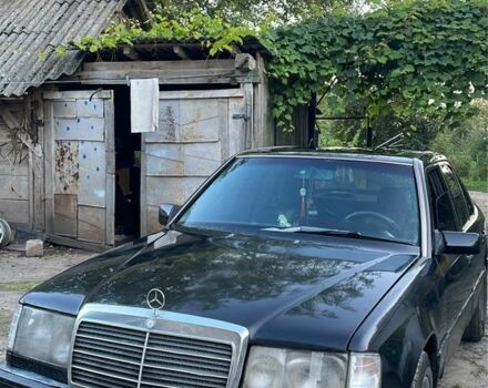 Черный Мерседес Е-Класс, объемом двигателя 2.5 л и пробегом 300 тыс. км за 2000 $, фото 1 на Automoto.ua