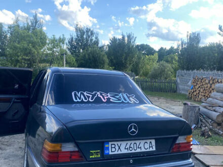 Черный Мерседес Е-Класс, объемом двигателя 2 л и пробегом 53 тыс. км за 1700 $, фото 1 на Automoto.ua