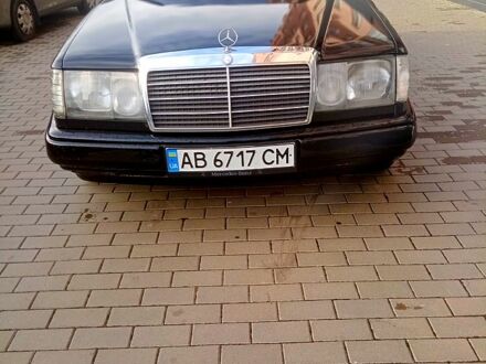 Черный Мерседес Е-Класс, объемом двигателя 2.6 л и пробегом 410 тыс. км за 2000 $, фото 1 на Automoto.ua