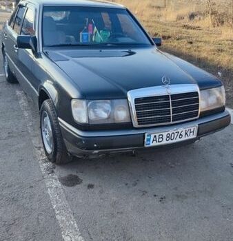 Черный Мерседес Е-Класс, объемом двигателя 2.3 л и пробегом 100 тыс. км за 2600 $, фото 1 на Automoto.ua