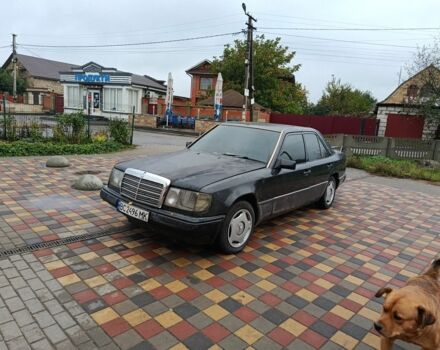 Черный Мерседес Е-Класс, объемом двигателя 2 л и пробегом 250 тыс. км за 1254 $, фото 1 на Automoto.ua