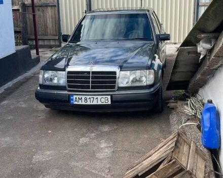 Черный Мерседес Е-Класс, объемом двигателя 2.3 л и пробегом 450 тыс. км за 2142 $, фото 1 на Automoto.ua