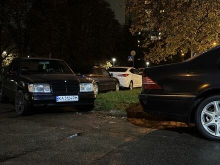 Черный Мерседес Е-Класс, объемом двигателя 2.6 л и пробегом 130 тыс. км за 3000 $, фото 1 на Automoto.ua