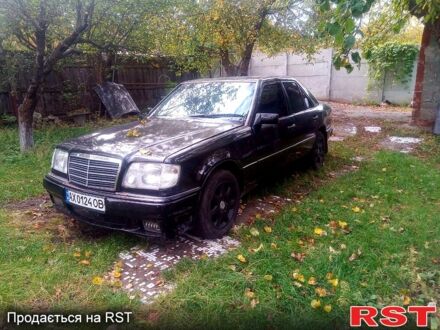 Черный Мерседес Е-Класс, объемом двигателя 3 л и пробегом 300 тыс. км за 3000 $, фото 1 на Automoto.ua