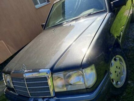 Черный Мерседес Е-Класс, объемом двигателя 2 л и пробегом 250 тыс. км за 1800 $, фото 1 на Automoto.ua