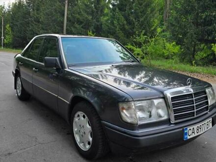Мерседес Е-Класс 1992 в Умани на Automoto.ua Черный Мерседес Е-Класс, объемом двигателя 2 л и пробегом 321 тыс. км за 2900 $, фото 1 на Automoto.ua