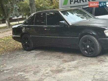 Черный Мерседес Е-Класс, объемом двигателя 2.6 л и пробегом 130 тыс. км за 3000 $, фото 1 на Automoto.ua