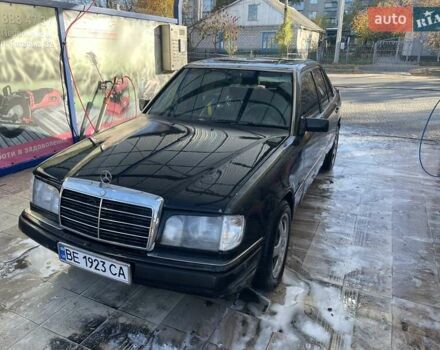 Черный Мерседес Е-Класс, объемом двигателя 2.5 л и пробегом 460 тыс. км за 2350 $, фото 1 на Automoto.ua