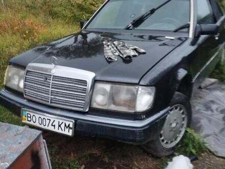 Мерседес Е-Клас 1992 у Кременце на Automoto.ua Чорний Мерседес Е-Клас, об'ємом двигуна 2.3 л та пробігом 480 тис. км за 1000 $, фото 1 на Automoto.ua