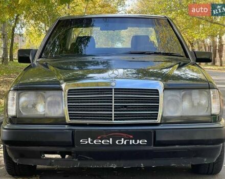 Черный Мерседес Е-Класс, объемом двигателя 2.3 л и пробегом 346 тыс. км за 2799 $, фото 1 на Automoto.ua