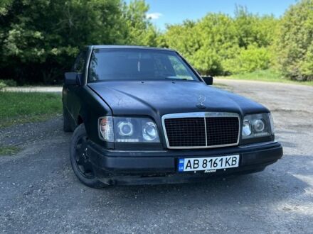 Мерседес Е-Класс 1993 в Виннице на Automoto.ua Черный Мерседес Е-Класс, объемом двигателя 2.2 л и пробегом 200 тыс. км за 1650 $, фото 1 на Automoto.ua
