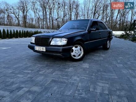 Мерседес Е-Класс 1993 в Луцке на Automoto.ua Черный Мерседес Е-Класс, объемом двигателя 3 л и пробегом 417 тыс. км за 2000 $, фото 1 на Automoto.ua