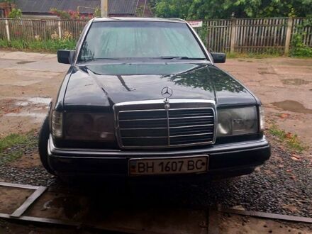 Черный Мерседес Е-Класс, объемом двигателя 2.2 л и пробегом 388 тыс. км за 2350 $, фото 1 на Automoto.ua