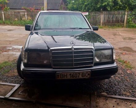 Черный Мерседес Е-Класс, объемом двигателя 2.2 л и пробегом 388 тыс. км за 2350 $, фото 1 на Automoto.ua