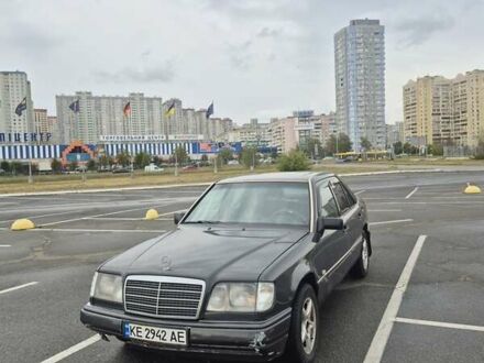 Чорний Мерседес Е-Клас, об'ємом двигуна 2 л та пробігом 488 тис. км за 3200 $, фото 1 на Automoto.ua