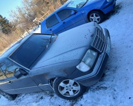 Черный Мерседес Е-Класс, объемом двигателя 2 л и пробегом 500 тыс. км за 3000 $, фото 1 на Automoto.ua