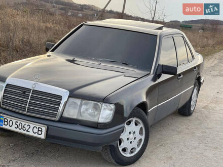 Мерседес Е-Клас 1993 у Тернополі на Automoto.ua Чорний Мерседес Е-Клас, об'ємом двигуна 2 л та пробігом 1 тис. км за 2350 $, фото 1 на Automoto.ua