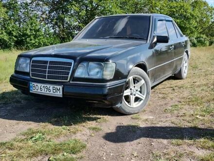Мерседес Е-Класс 1994 в Каменце-Подольском на Automoto.ua Черный Мерседес Е-Класс, объемом двигателя 2.2 л и пробегом 400 тыс. км за 3000 $, фото 1 на Automoto.ua