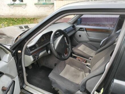 Чорний Мерседес Е-Клас, об'ємом двигуна 2.2 л та пробігом 340 тис. км за 1600 $, фото 1 на Automoto.ua