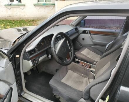 Черный Мерседес Е-Класс, объемом двигателя 2.2 л и пробегом 340 тыс. км за 1600 $, фото 1 на Automoto.ua