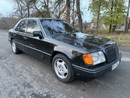 Мерседес Е-Класс 1994 в Ахтырке на Automoto.ua Черный Мерседес Е-Класс, объемом двигателя 2.2 л и пробегом 285 тыс. км за 2450 $, фото 1 на Automoto.ua