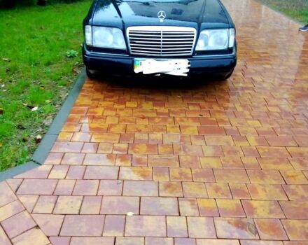 Черный Мерседес Е-Класс, объемом двигателя 3 л и пробегом 250 тыс. км за 2499 $, фото 1 на Automoto.ua