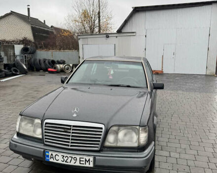 Черный Мерседес Е-Класс, объемом двигателя 2.5 л и пробегом 535 тыс. км за 3000 $, фото 1 на Automoto.ua