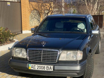 Мерседес Е-Класс 1994 в Днепре (Днепропетровске) на Automoto.ua Черный Мерседес Е-Класс, объемом двигателя 2.2 л и пробегом 394 тыс. км за 6600 $, фото 1 на Automoto.ua