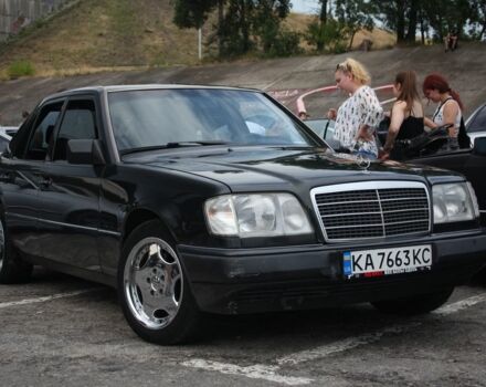 Черный Мерседес Е-Класс, объемом двигателя 2.3 л и пробегом 401 тыс. км за 4000 $, фото 1 на Automoto.ua