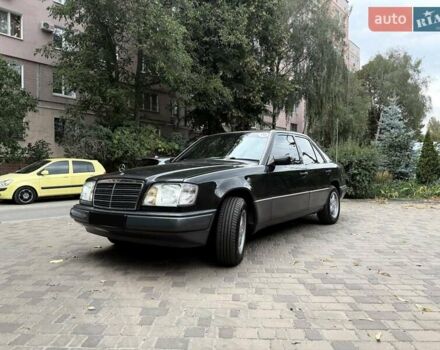 Черный Мерседес Е-Класс, объемом двигателя 2.2 л и пробегом 172 тыс. км за 13500 $, фото 1 на Automoto.ua