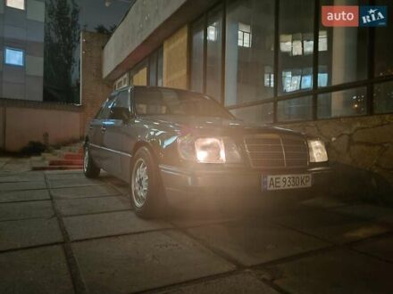 Мерседес Е-Клас 1995 у Дніпро (Дніпропетровську) на Automoto.ua Чорний Мерседес Е-Клас, об'ємом двигуна 2.2 л та пробігом 300 тис. км за 8900 $, фото 1 на Automoto.ua