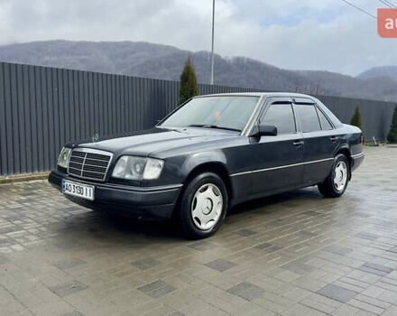 Черный Мерседес Е-Класс, объемом двигателя 2 л и пробегом 431 тыс. км за 4999 $, фото 1 на Automoto.ua