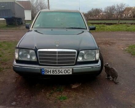 Черный Мерседес Е-Класс, объемом двигателя 2.5 л и пробегом 360 тыс. км за 2500 $, фото 1 на Automoto.ua