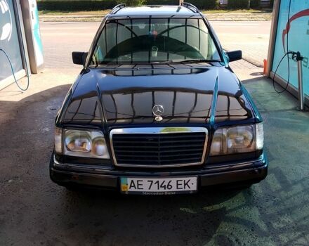 Черный Мерседес Е-Класс, объемом двигателя 2.8 л и пробегом 250 тыс. км за 3000 $, фото 1 на Automoto.ua