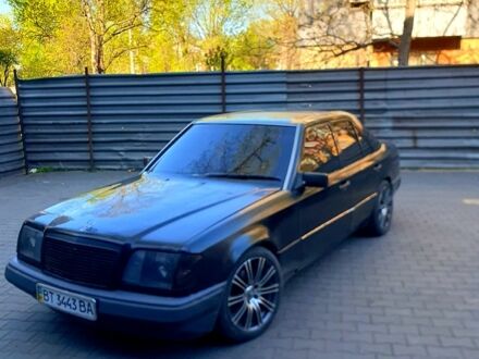 Мерседес Е-Клас 1995 у Кривому Розі на Automoto.ua Чорний Мерседес Е-Клас, об'ємом двигуна 2.5 л та пробігом 0 тис. км за 2200 $, фото 1 на Automoto.ua