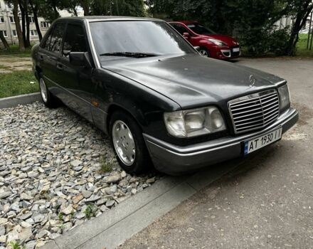 Чорний Мерседес Е-Клас, об'ємом двигуна 2 л та пробігом 325 тис. км за 1700 $, фото 1 на Automoto.ua