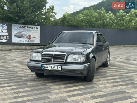 Мерседес Е-Класс 1995 в Сваляве на Automoto.ua Черный Мерседес Е-Класс, объемом двигателя 2.2 л и пробегом 367 тыс. км за 4000 $, фото 1 на Automoto.ua