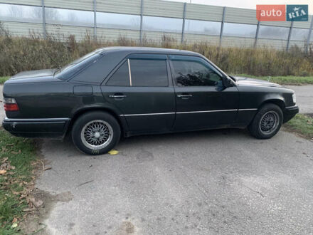 Черный Мерседес Е-Класс, объемом двигателя 2.2 л и пробегом 630 тыс. км за 2700 $, фото 1 на Automoto.ua