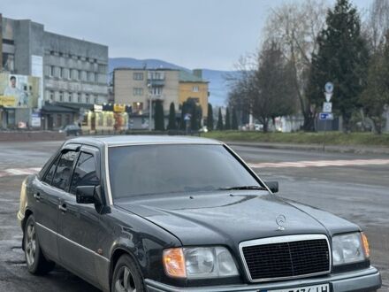 Черный Мерседес Е-Класс, объемом двигателя 2 л и пробегом 471 тыс. км за 2400 $, фото 1 на Automoto.ua