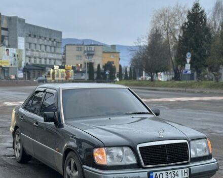 Черный Мерседес Е-Класс, объемом двигателя 2 л и пробегом 471 тыс. км за 2400 $, фото 1 на Automoto.ua