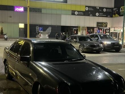 Чорний Мерседес Е-Клас, об'ємом двигуна 0 л та пробігом 3 тис. км за 2700 $, фото 1 на Automoto.ua